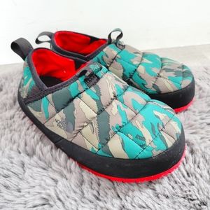 82 North Face youth slippers